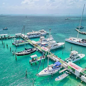 Walk Barefoot To Beach! Two Bathrooms! Entire Private Sailboat Isla Mujeres